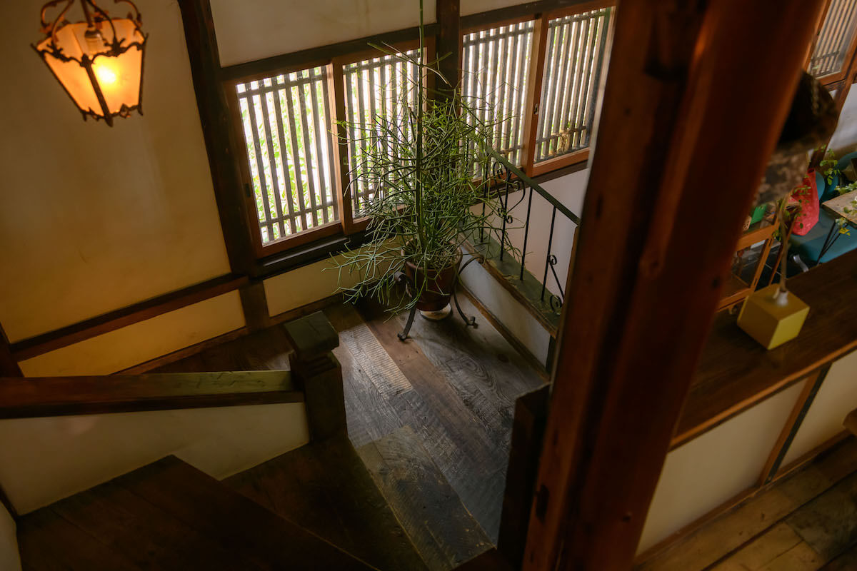 中二階から見た階段の画像