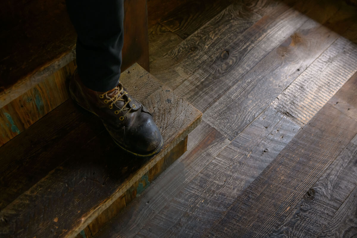 足を含めた階段アップの画像