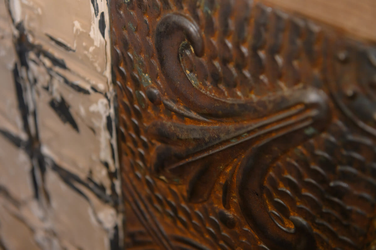 ブラウンのティンパネル単体のアップの画像